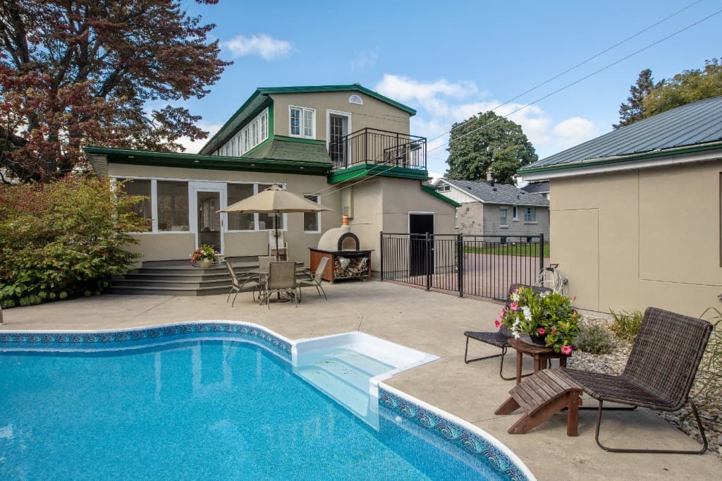 Exterior and outdoor living with pool and entertainment space — Vilano Ikoyi